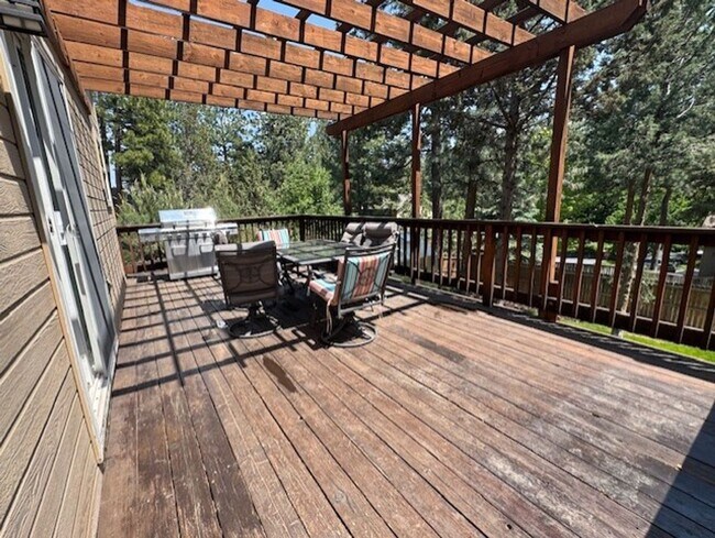 Building Photo - West Side Location