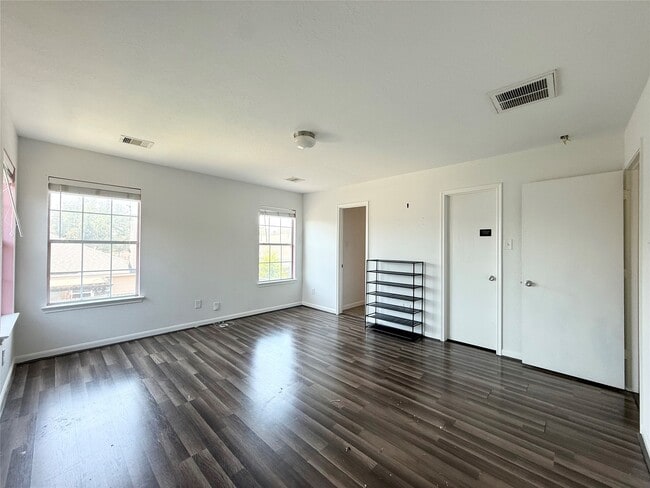Building Photo - 910 Staffordale Manor Ln