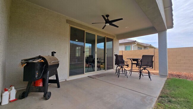 Building Photo - 18572 W Cottontail Ln