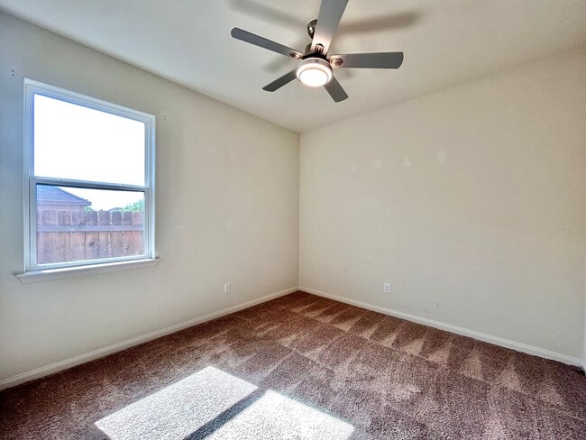 Building Photo - Beautiful 3-Bedroom, 2-Bath Home with Comm...