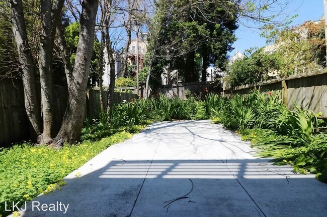 Building Photo - 4 br, 1.5 bath House - 2926 Pine Street