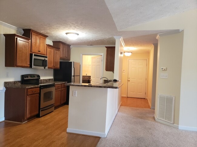 Building Photo - 1800 Balmoral Dr