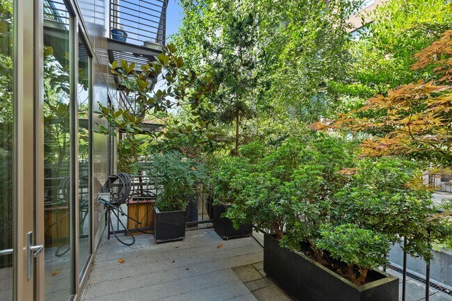 Building Photo - Pearl District Townhome