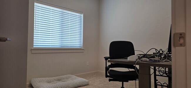 Building Photo - Stunning 3-bedroom + tech room, 2.5-bath home in NW Boise!