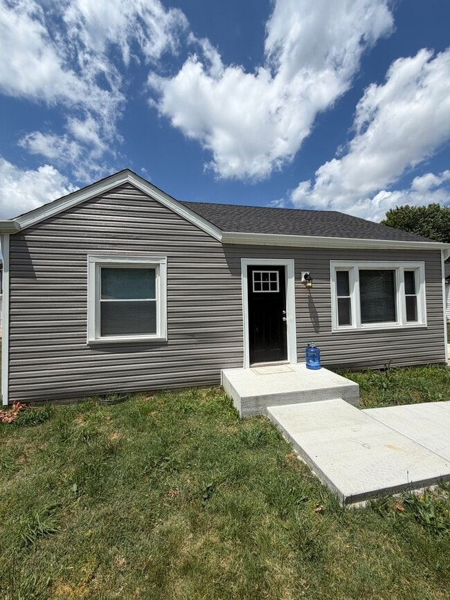 Building Photo - 2 Bedroom 1 Bath Home For Rent Near Madison Street!
