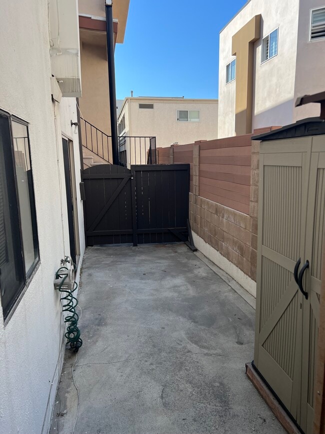 Building Photo - 4015 Crest Dr