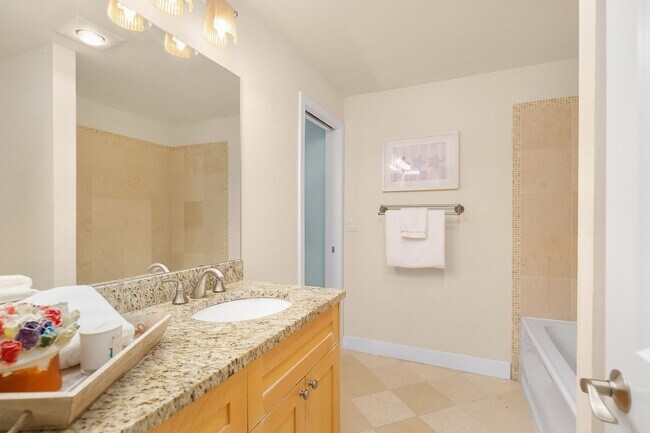 Building Photo - Fantastic location in the heart of downtown Kirkland!