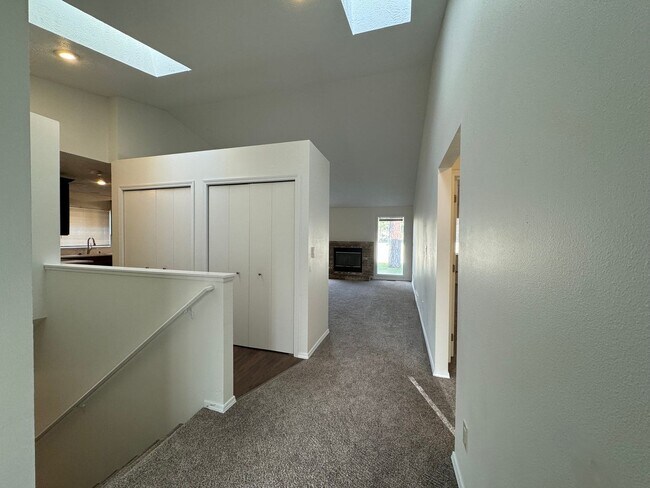 Building Photo - Delightful 2 Bed, 2 Bath Duplex near River...