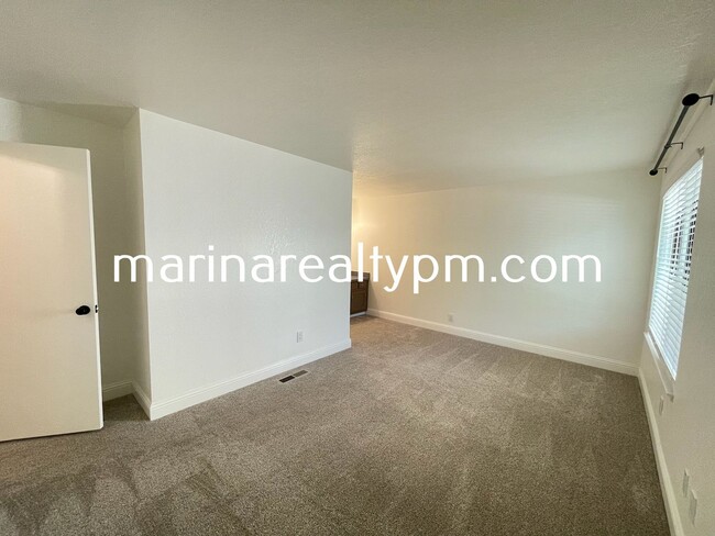 Building Photo - Two Story Crockett Condo Two-Off Street Pa...