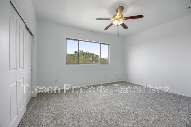 Building Photo - 7585 E Picket Fence Ln