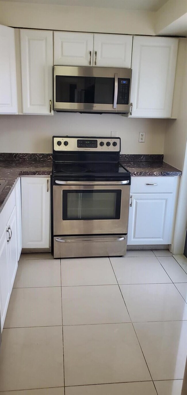 Building Photo - 301 Golden Isles Dr