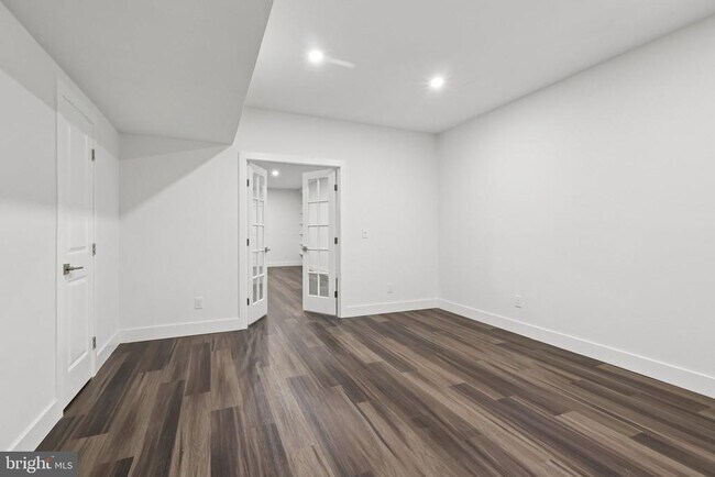 Building Photo - 2 Dogleg Ln