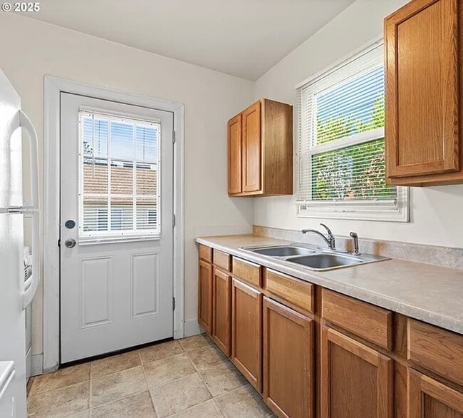 Building Photo - $500 Move-In Bonus – Modern One Bedroom in Overlook