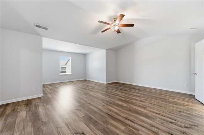 Building Photo - 303 Eleanora Xing