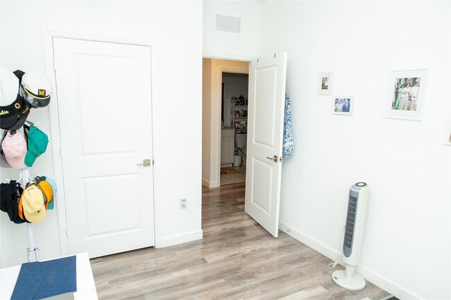 Building Photo - 1147 SW 7th Ave