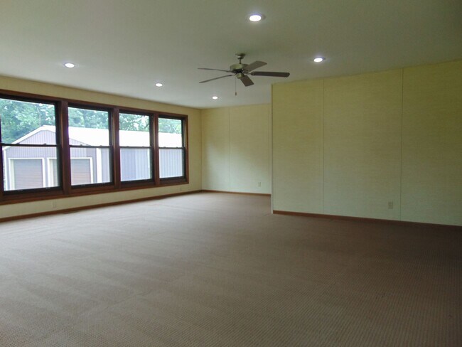 Building Photo - Amazing 3 Bed 2 Bath Country Home With Fab...
