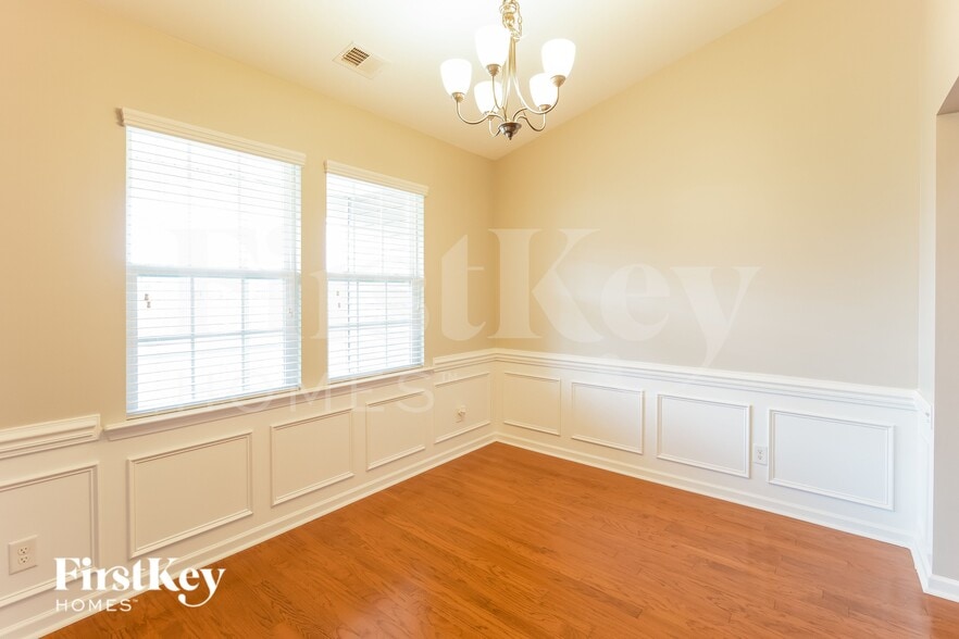 Building Photo - 647 Redbud Ln