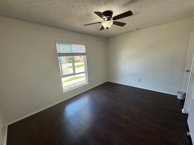 Building Photo - Recently renovated 3 bedroom, 2 bath unit ...
