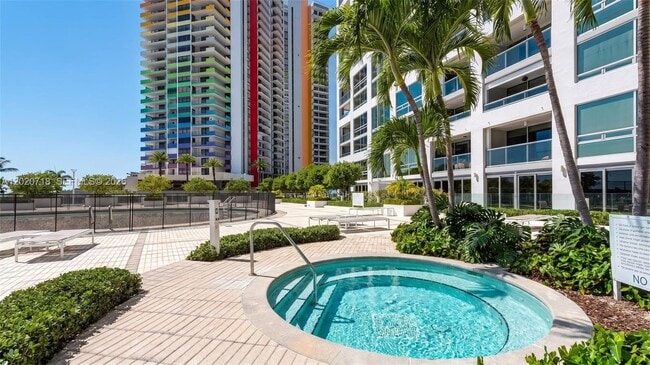Building Photo - 1541 Brickell Ave