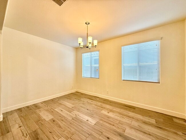 Building Photo - Charming 5-bed, 3-bath home with Pool/Spa ...