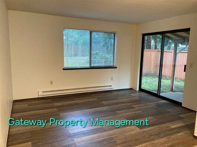 Building Photo - 2 bedroom Townhouse outside Shelton