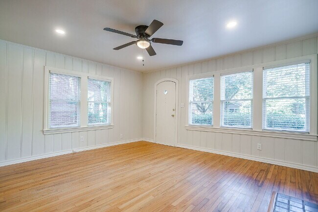Building Photo - Adorable 1-Bedroom Duplex located near dow...