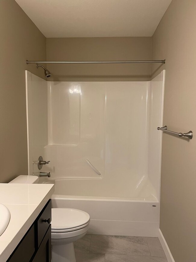 Building Photo - LUXURY 4 Bed Camas Townhome! Gated Communi...