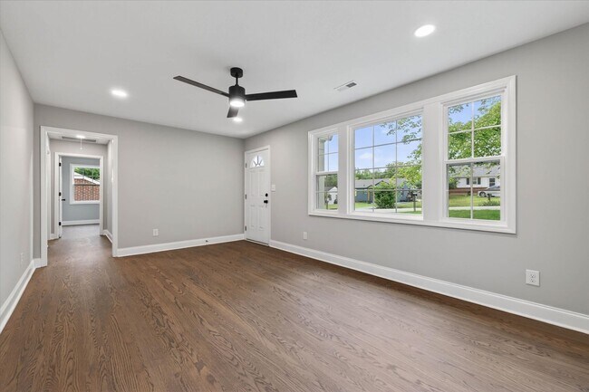 Building Photo - 221 Clearview Dr