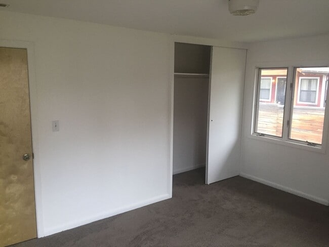 Building Photo - 516 N Willson Ave