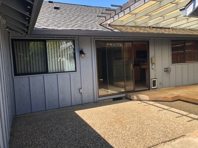 Building Photo - 2-bedroom 2-bathroom duplex with 2 garages in Eugene!
