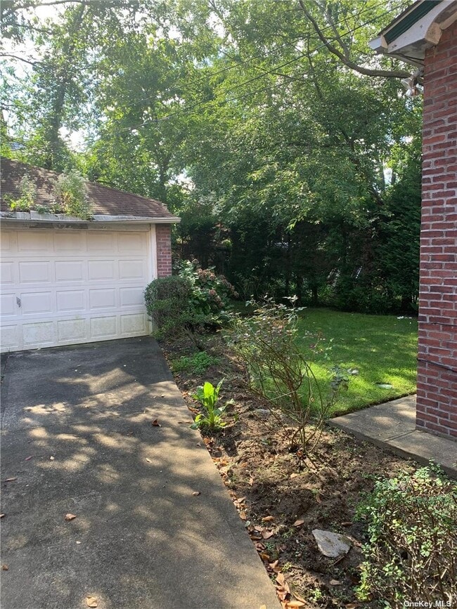 Building Photo - 70-20 Harrow St