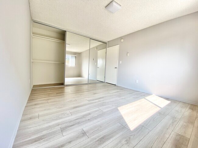 Building Photo - 3337 S Canfield Ave