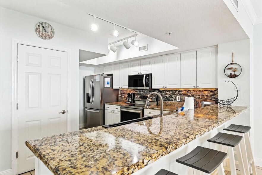 Building Photo - 14701 Front Beach Rd