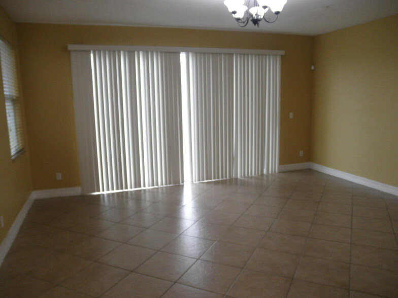 Building Photo - 888 Pipers Cay Dr