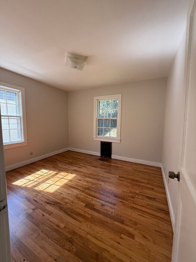 Building Photo - Charming 2 Bedroom Rental with Fresh Updates
