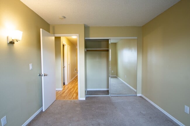 Building Photo - Garden Level 2 Bedroom in Trendy Buckman Neighborhood!