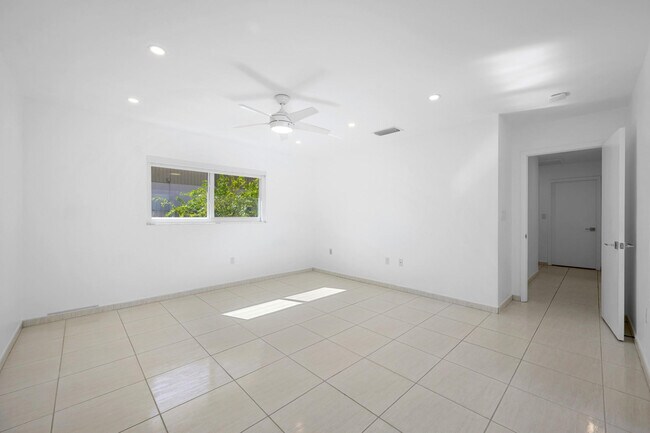 Building Photo - 9515 SW 118th Ct