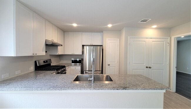 Building Photo - Beautiful like-new 3 bed | 2 bath home - Amazing community amenities!