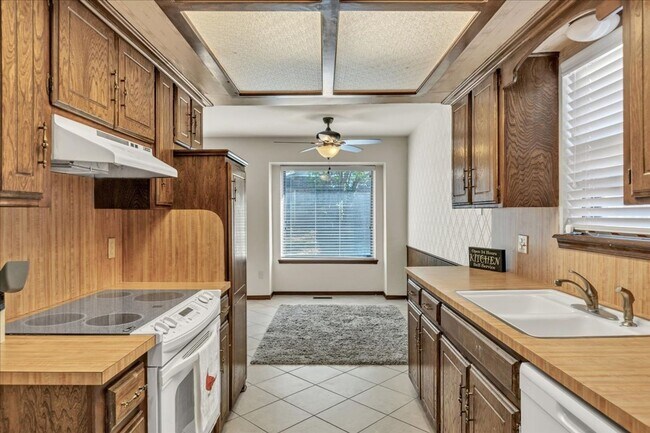 Building Photo - Adorable Yukon Home