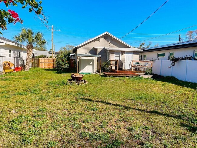 Building Photo - Charming bungalow 3/1 pet friendly blocks from Downtown St. Pete