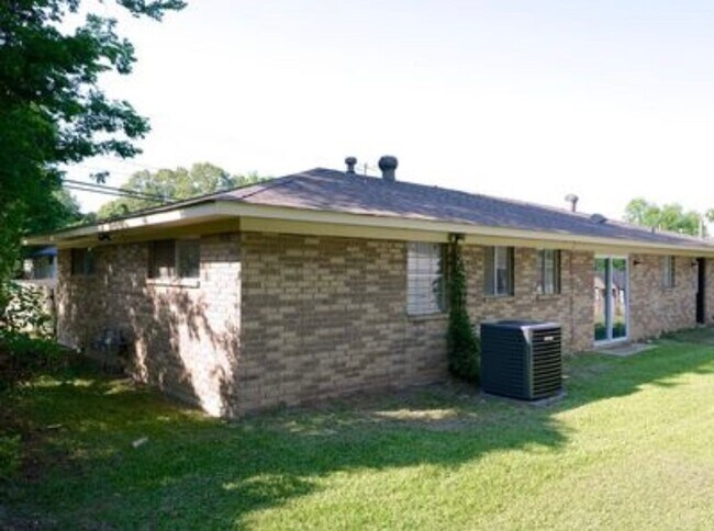 Building Photo - Move In Ready with Fenced Yard!