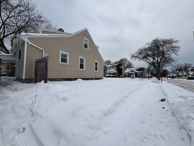 Building Photo - 3 Bedroom 1.5 Bath House - Parking/Laundry Hook-Ups!