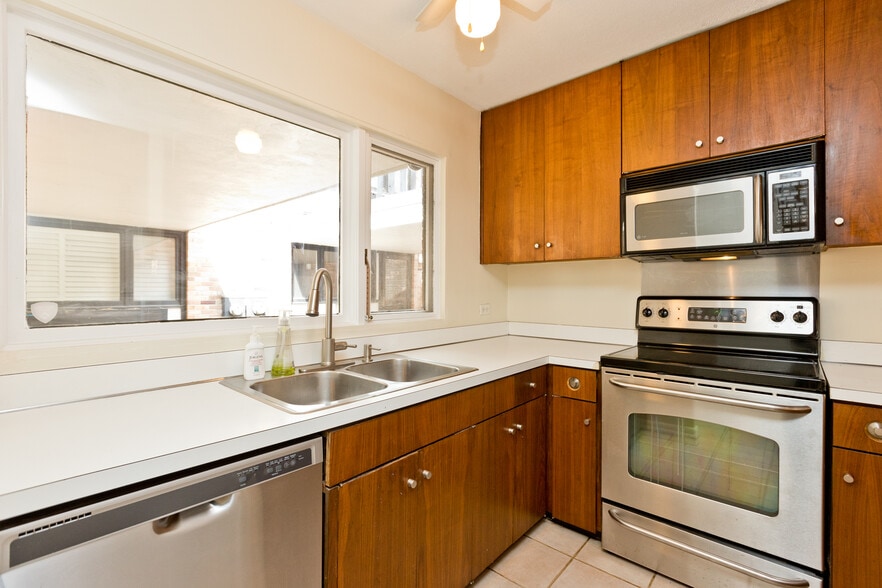 Primary Photo - 588 W Hawthorne Pl