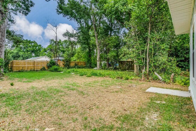 Building Photo - 312 E Blount St