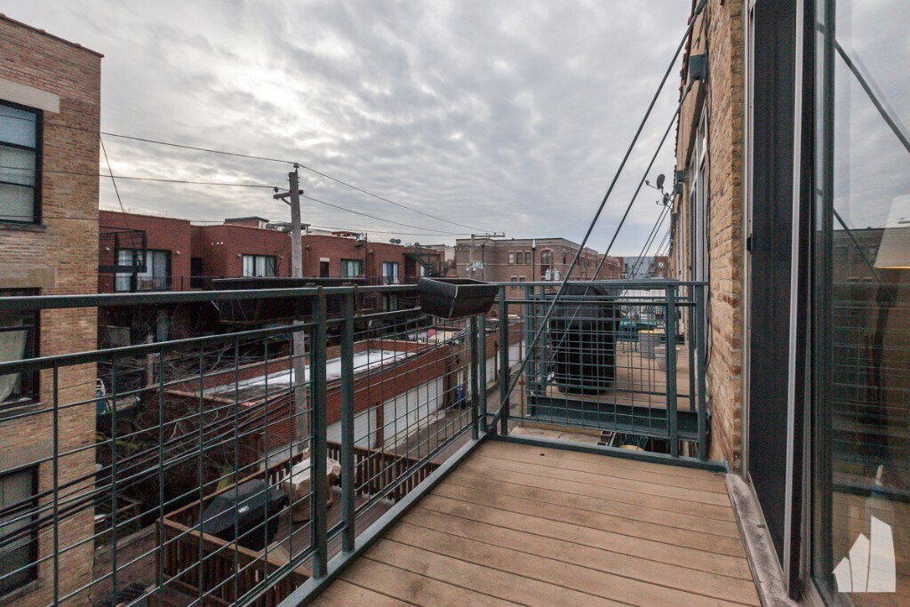Building Photo - 2333 W Saint Paul Ave