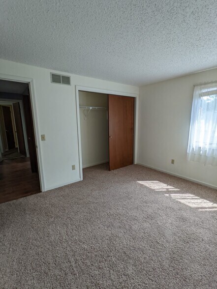 Building Photo - 19 Sandhollow Ct