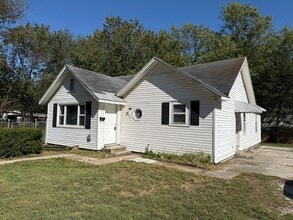 Building Photo - 3 Bedroom 2 Bath in Republic!  $1195