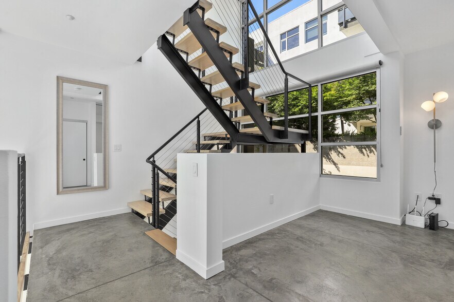Building Photo - 4111 Sunset Blvd