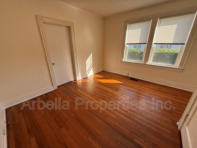 Building Photo - 707 E Unaka Ave