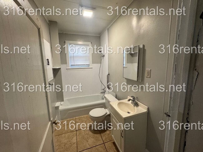 Building Photo - $745 - 2 bed 1 bath - Single Family